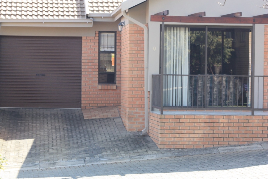 2 Bedroom Property for Sale in Langenhovenpark Free State